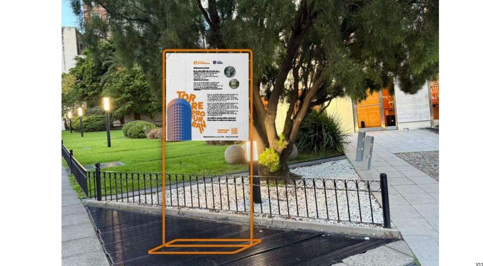 Pieza informativa en una plaza