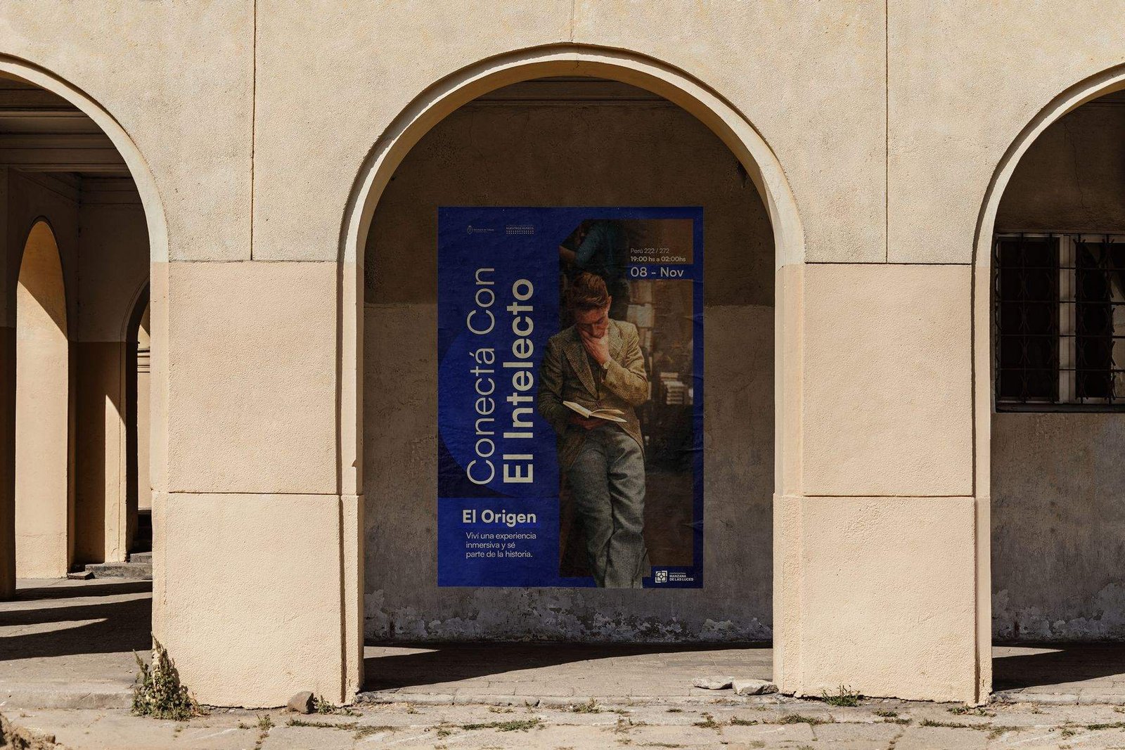 Afiche “Conectá con el intelecto” en una galería de arcos