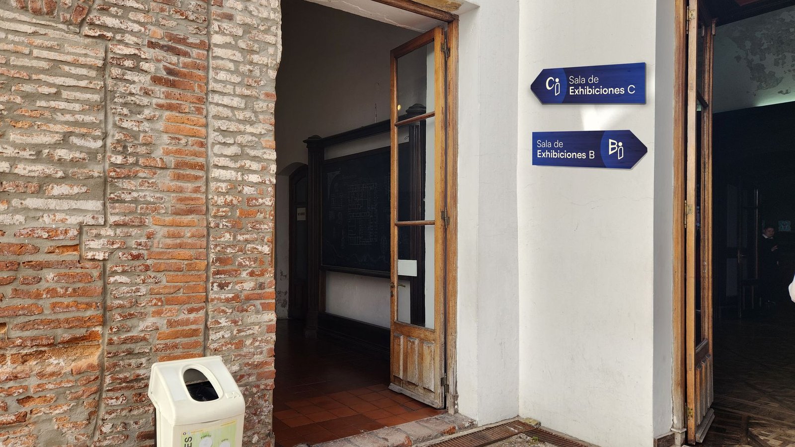 Señalética direccional en un pasillo